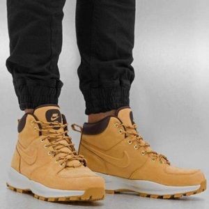 nike manoa boots on feet